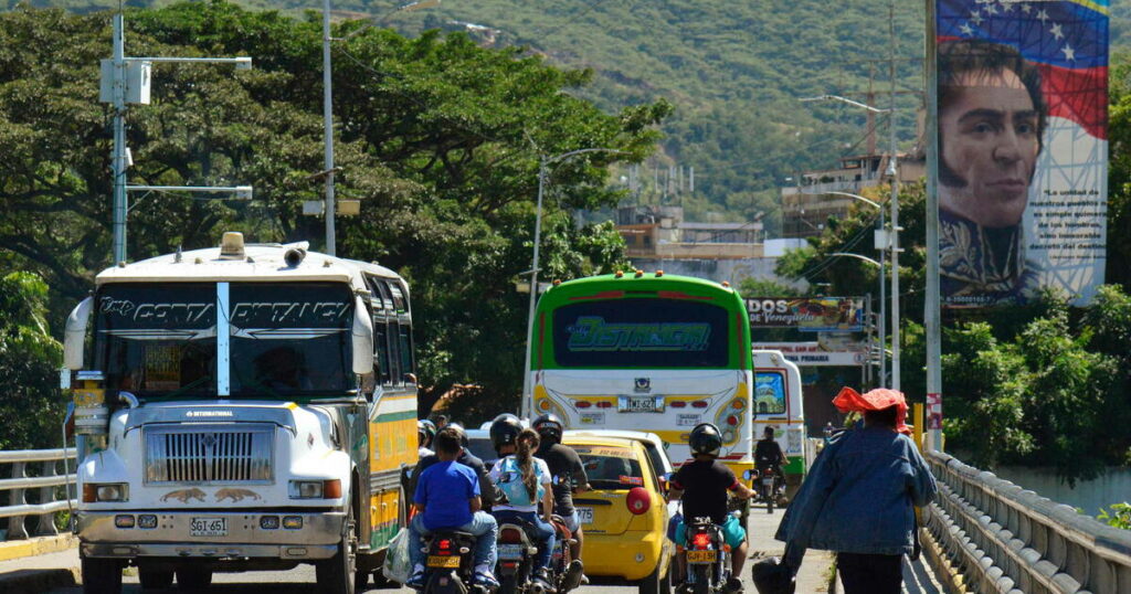 Le Venezuela ferme ses frontières avec la Colombie craignant un «complot international»