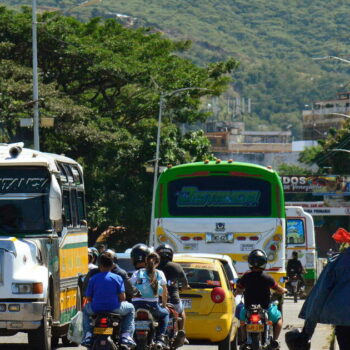 Le Venezuela ferme ses frontières avec la Colombie craignant un «complot international»