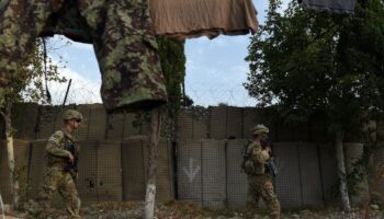 Des soldats américains devant une base de l'armée afghane le 12 août 2015 dans la province de Nangarhar, dans l'est de l'Afghanistan