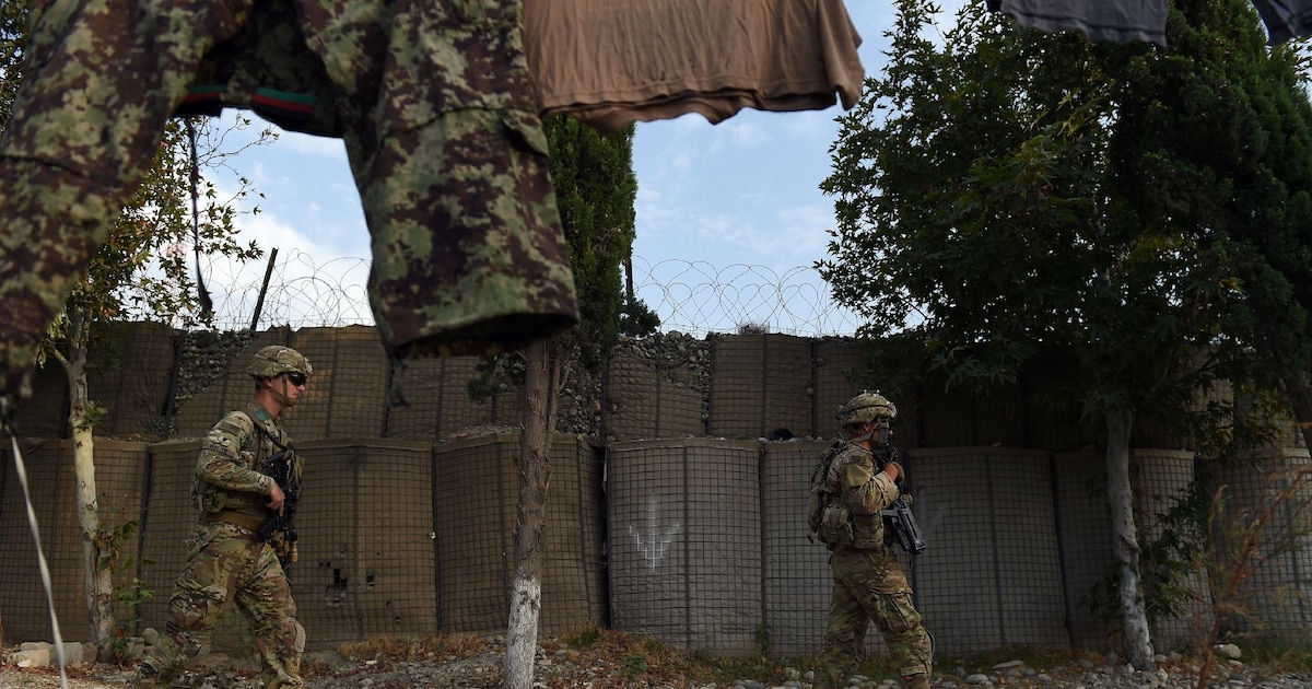 Des soldats américains devant une base de l'armée afghane le 12 août 2015 dans la province de Nangarhar, dans l'est de l'Afghanistan