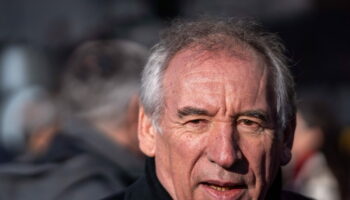 Motion de censure : pour rester, Bayrou contraint de négocier le soutien du PS