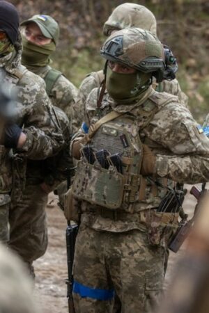 Des soldats ukrainiens lors d'un entraînement avec des instructeurs français, dans un complexe militaire situé dans un lieu tenu secret en Pologne, le 4 avril 2024