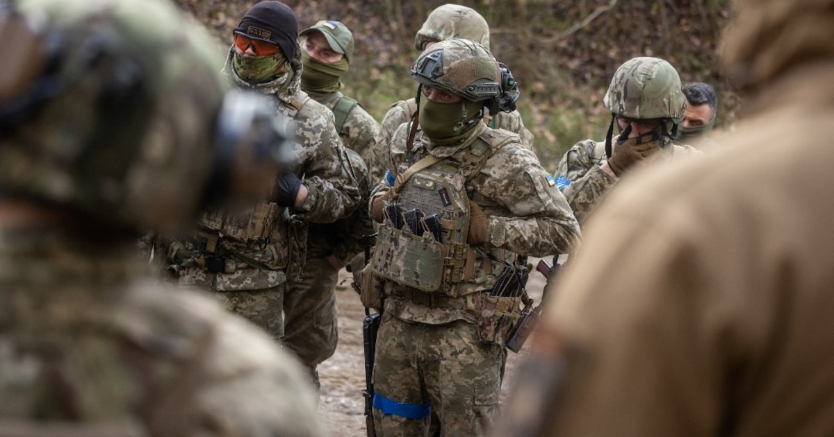 Des soldats ukrainiens lors d'un entraînement avec des instructeurs français, dans un complexe militaire situé dans un lieu tenu secret en Pologne, le 4 avril 2024