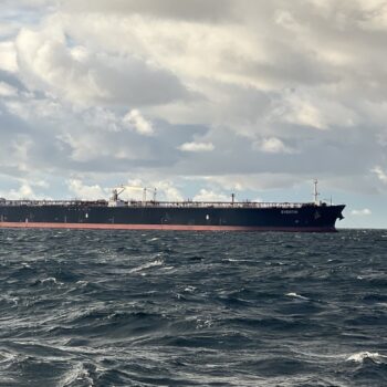 Russische Schattenflotte: Manövrierunfähiger Öltanker wird nach Osten geschleppt