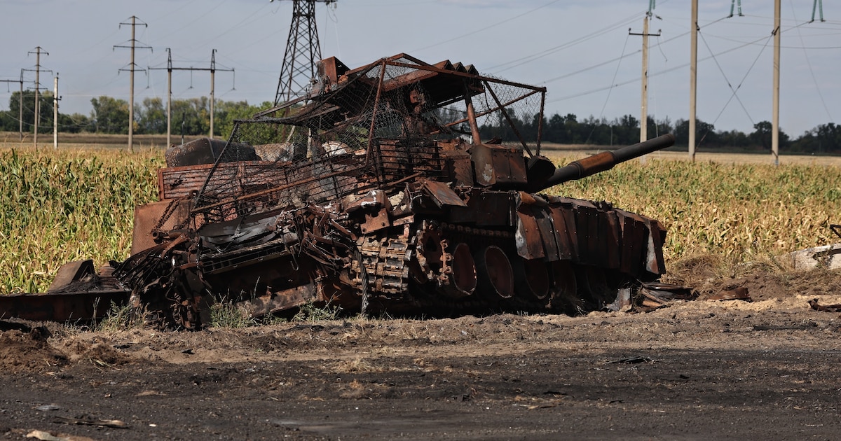 Un char russe détruit par l'armée ukrainienne dans la région russe de Koursk, le 16 août 2024