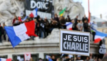 Des personnes tiennent une pancarte "Je suis Charlie" lors d'un rassemblement place de la République, le 11 janvier 2015, quelques jours après une série d'attentats ayant fait 17 victimes.