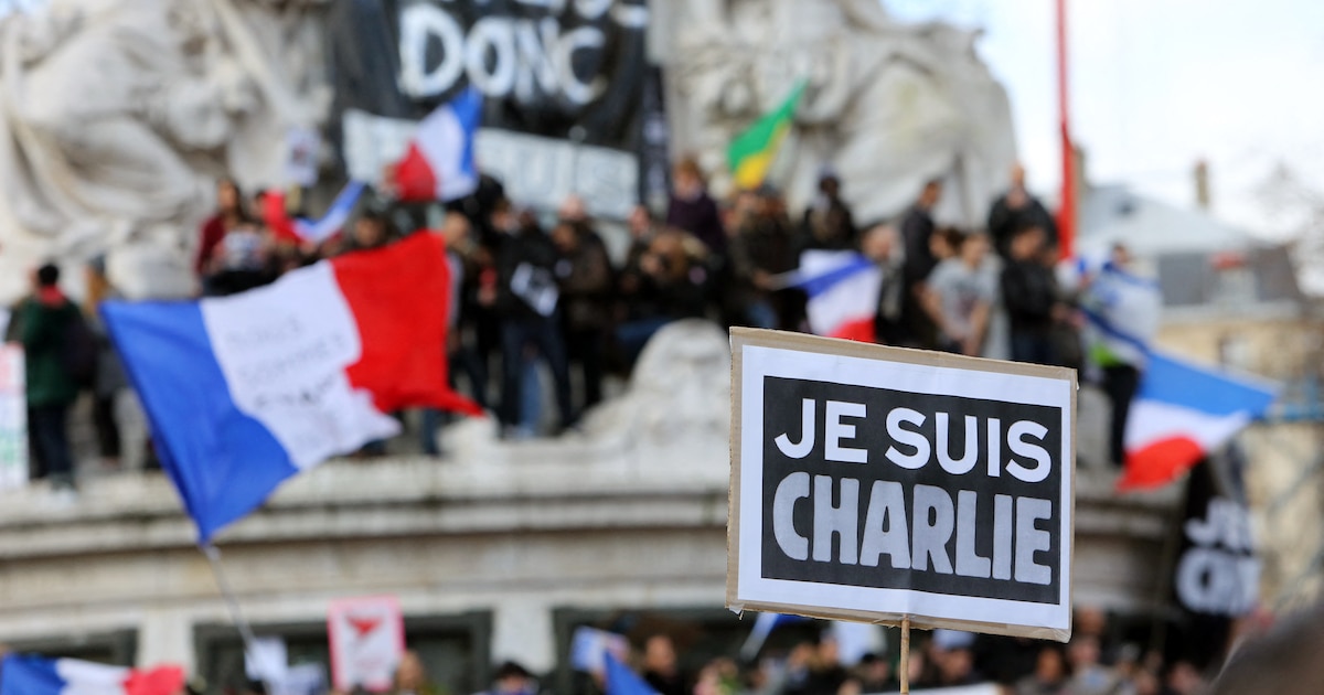 Des personnes tiennent une pancarte "Je suis Charlie" lors d'un rassemblement place de la République, le 11 janvier 2015, quelques jours après une série d'attentats ayant fait 17 victimes.