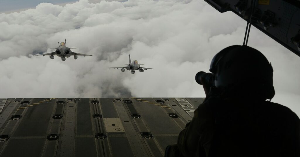 Des chasseurs Rafale vus depuis la rampe d'un avion A400M lors d'une répétition pour le défilé militaire annuel du 14 juillet, près de la base aérienne d'Orléans-Bricy, le 3 juillet 2024