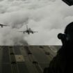 Des chasseurs Rafale vus depuis la rampe d'un avion A400M lors d'une répétition pour le défilé militaire annuel du 14 juillet, près de la base aérienne d'Orléans-Bricy, le 3 juillet 2024