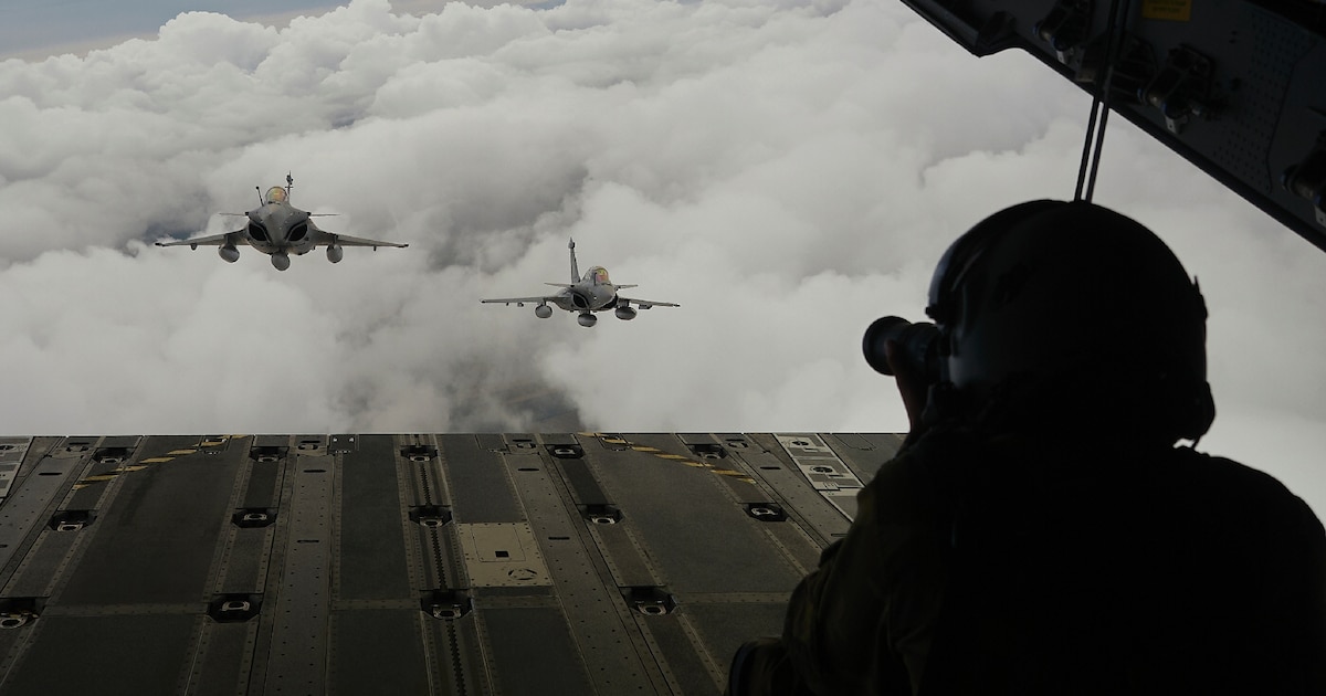 Des chasseurs Rafale vus depuis la rampe d'un avion A400M lors d'une répétition pour le défilé militaire annuel du 14 juillet, près de la base aérienne d'Orléans-Bricy, le 3 juillet 2024