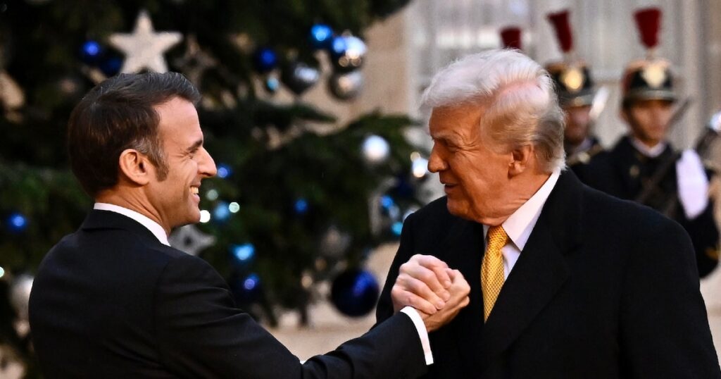 Emmanuel Macron accueille Donald Trump sur le parvis de Notre-Dame à l'occasion de la réouverture de la cathédrale, à Paris le 7 décembre 2024