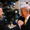 Emmanuel Macron accueille Donald Trump sur le parvis de Notre-Dame à l'occasion de la réouverture de la cathédrale, à Paris le 7 décembre 2024