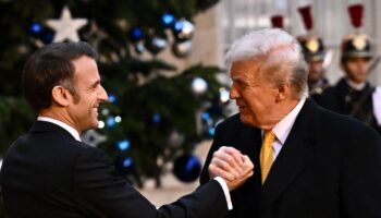 Emmanuel Macron accueille Donald Trump sur le parvis de Notre-Dame à l'occasion de la réouverture de la cathédrale, à Paris le 7 décembre 2024