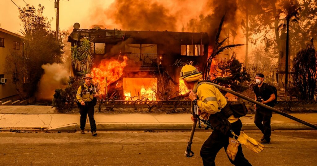 Des pompiers combattent le feu à Los Angeles, le 8 janvier 2024