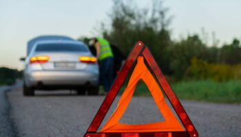 A combien de mètres faut-il placer le triangle rouge en cas de panne ? Trop peu connaissent cette règle de sécurité essentielle