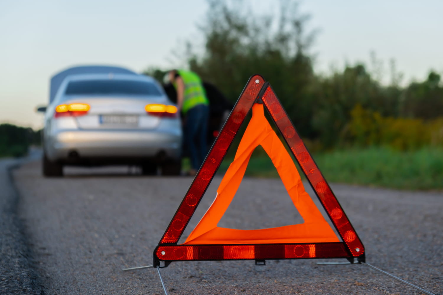 A combien de mètres faut-il placer le triangle rouge en cas de panne ? Trop peu connaissent cette règle de sécurité essentielle