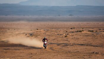 Dakar 2025 : Ricky Brabec s'impose en moto, le Français Guerlain Chicherit abandonne