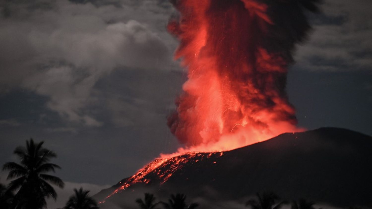 Le mont Ibu, volcan de l'est de l'Indonésie, est entré en éruption