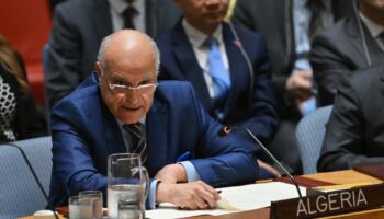 Le ministre algérien des Affaires étrangères, Ahmed Attaf, s'exprime lors d'une réunion du Conseil de sécurité de l'ONU sur la situation au Moyen-Orient, y compris la question palestinienne, au siège de l'ONU à New York, le 18 avril 2024.