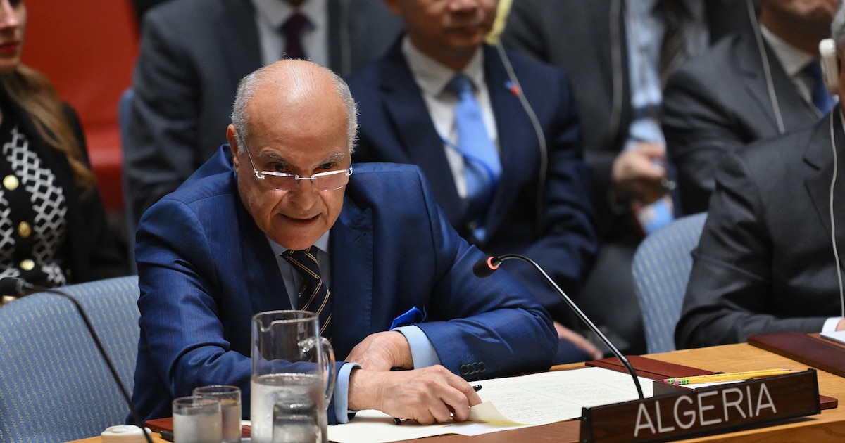 Le ministre algérien des Affaires étrangères, Ahmed Attaf, s'exprime lors d'une réunion du Conseil de sécurité de l'ONU sur la situation au Moyen-Orient, y compris la question palestinienne, au siège de l'ONU à New York, le 18 avril 2024.