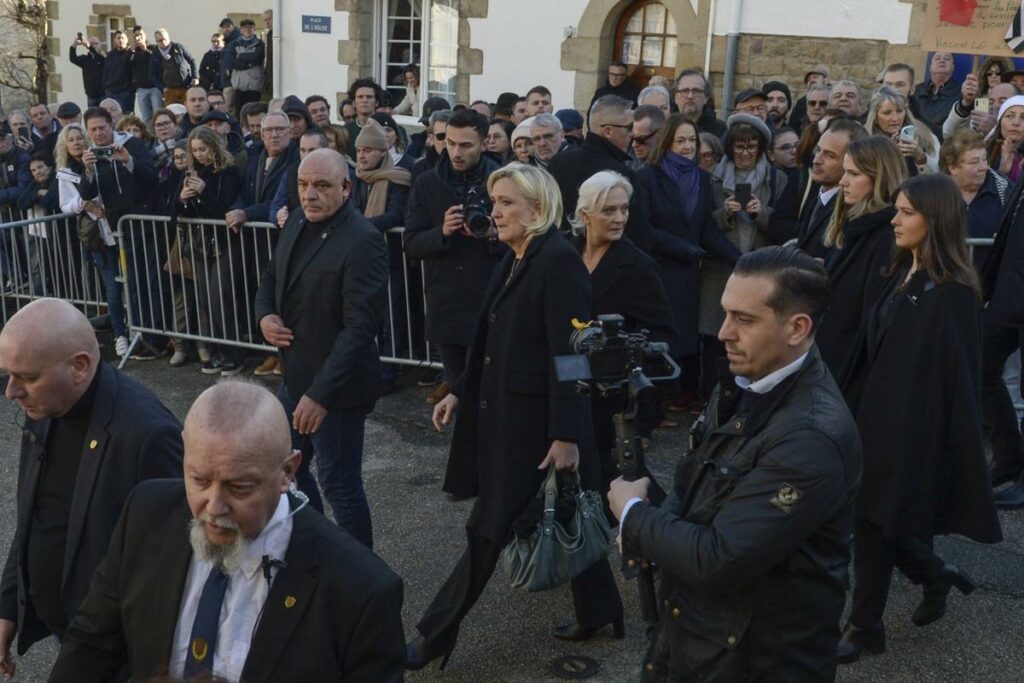 Jean-Marie Le Pen inhumé dans l’intimité dans sa ville natale de La Trinité-sur-Mer