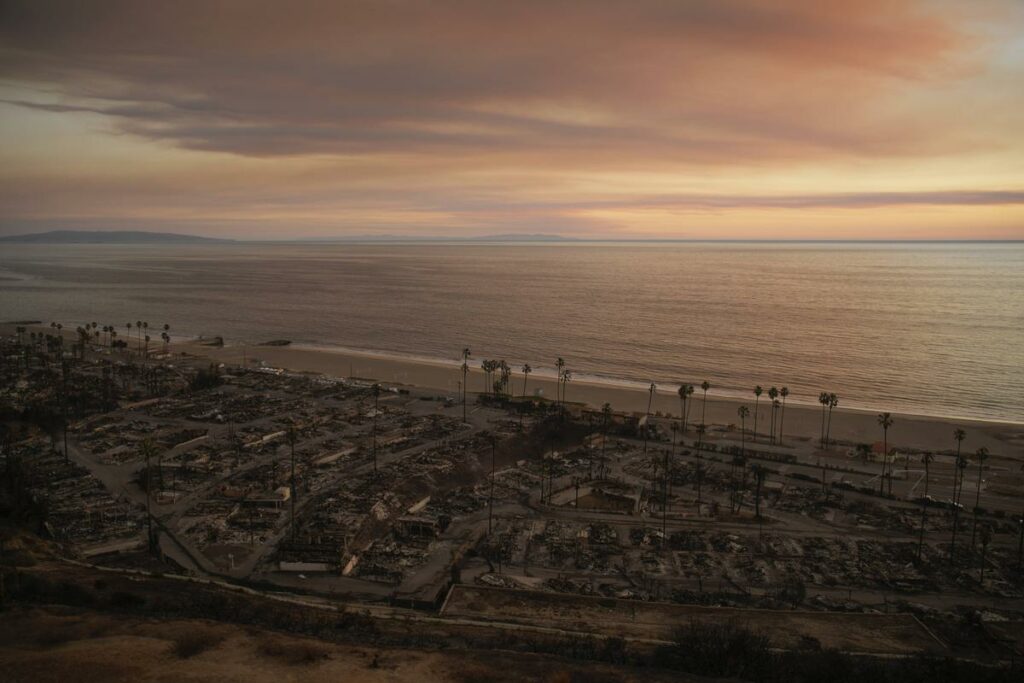 Incendies à Los Angeles : le vent faiblit, les critiques se multiplient