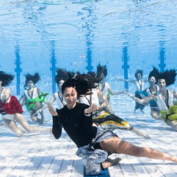 "L'eau est comme un partenaire" : la danse sous l’eau veut s’imposer comme une nouvelle discipline