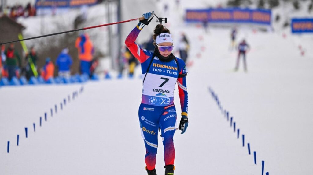 Biathlon : Lou Jeanmonnot remporte la poursuite à Oberhof, sa troisième victoire de la saison