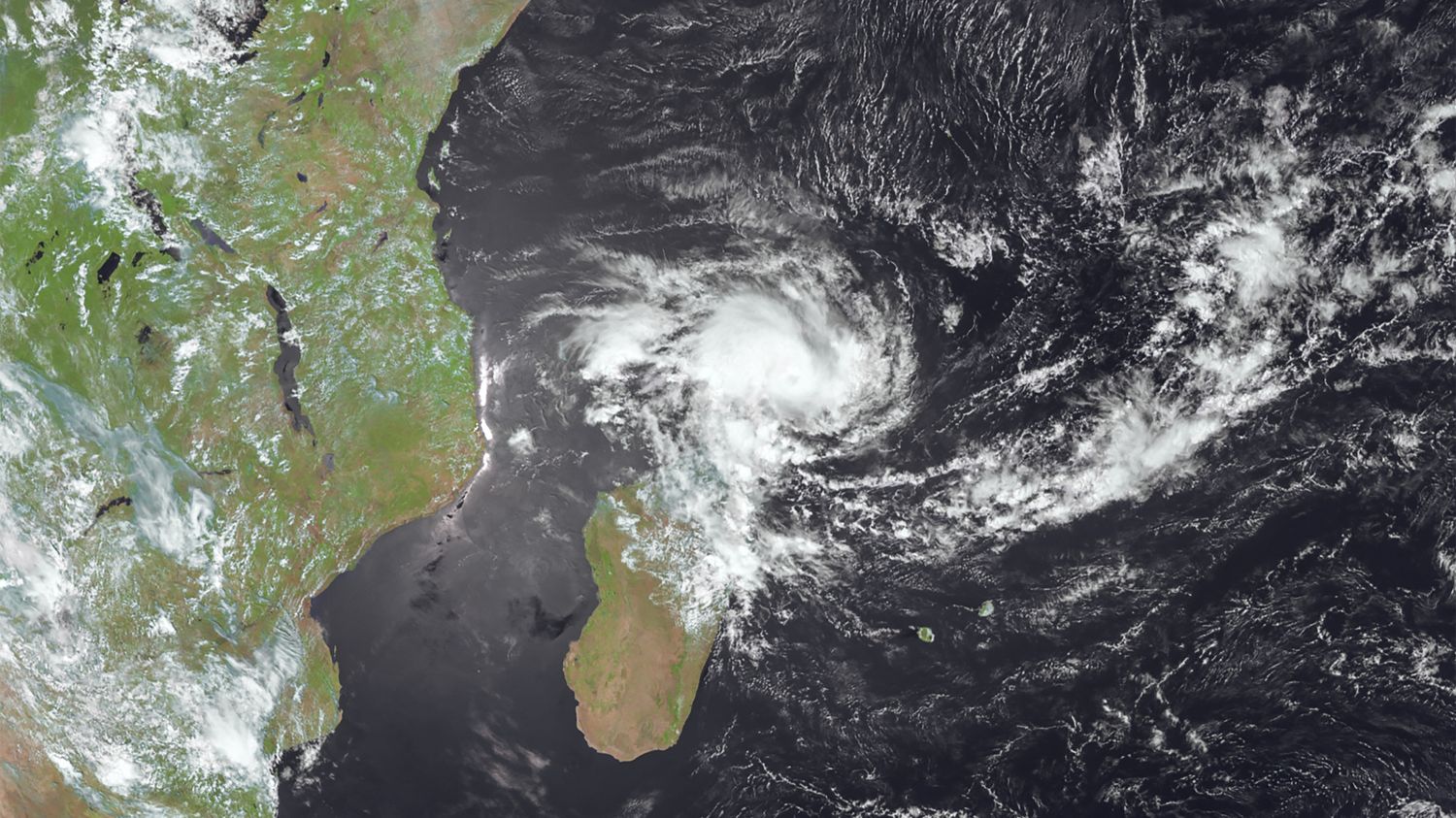 Mayotte : le cyclone Dikeledi risque de provoquer des inondations et des glissements de terrains sur l'archipel, toujours placé en alerte rouge