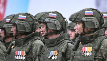 Des militaires russes impliqués dans l'action militaire du pays en Ukraine défilent sur la Place Rouge lors de la parade militaire du Jour de la Victoire dans le centre de Moscou, le 9 mai 2024.