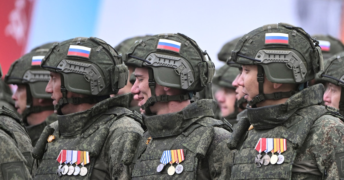 Des militaires russes impliqués dans l'action militaire du pays en Ukraine défilent sur la Place Rouge lors de la parade militaire du Jour de la Victoire dans le centre de Moscou, le 9 mai 2024.