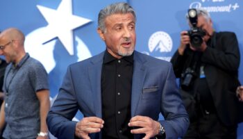 Sylvester Stallone aura la même voix française dans le film « Armor », malgré la mort de son doubleur