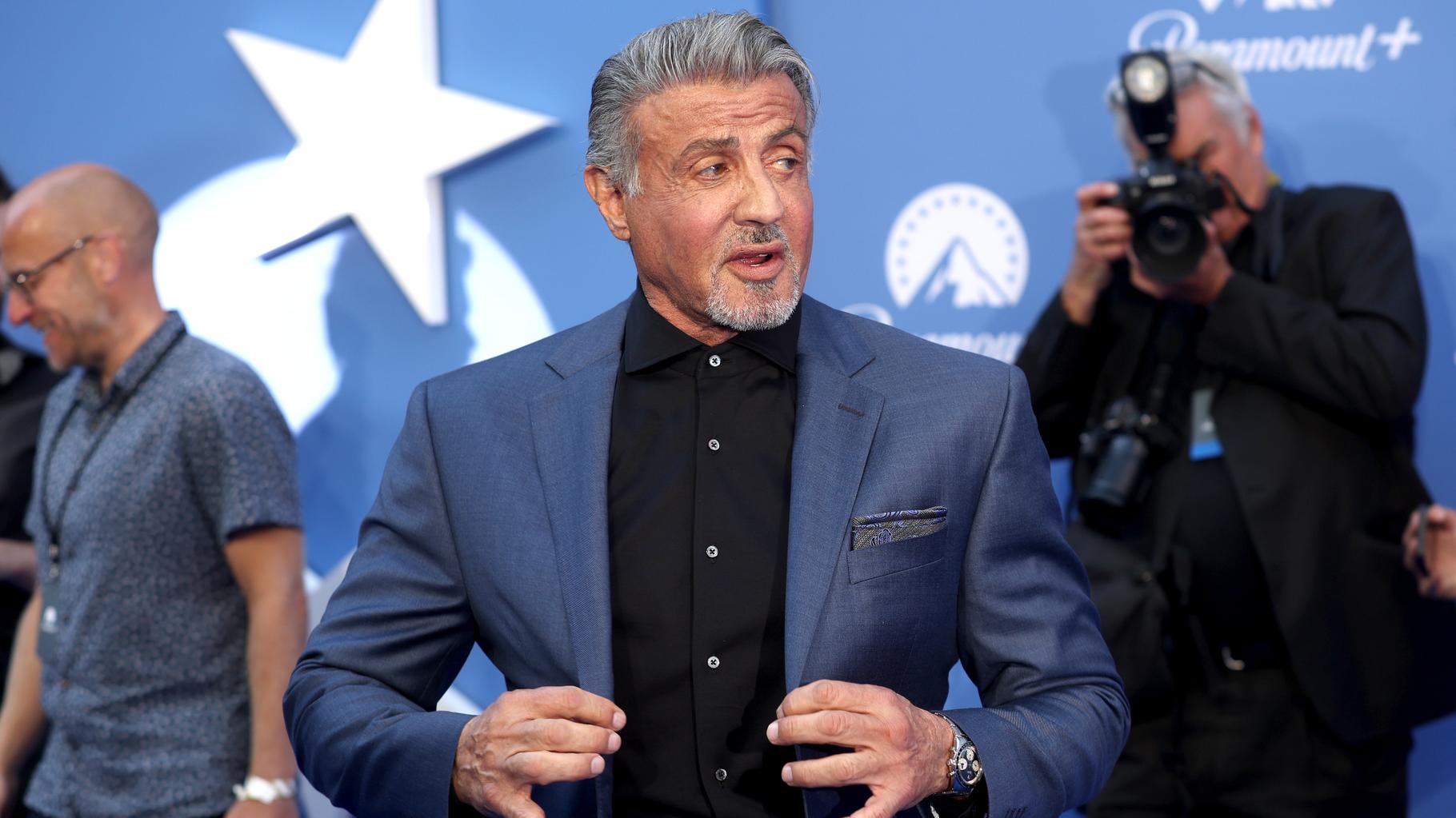 Sylvester Stallone aura la même voix française dans le film « Armor », malgré la mort de son doubleur