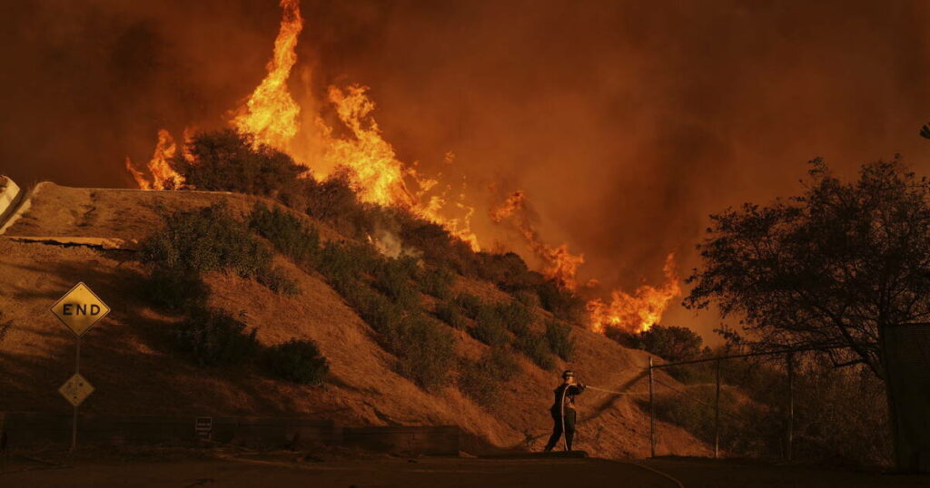 EN IMAGES - En Californie, les pompiers face aux flammes