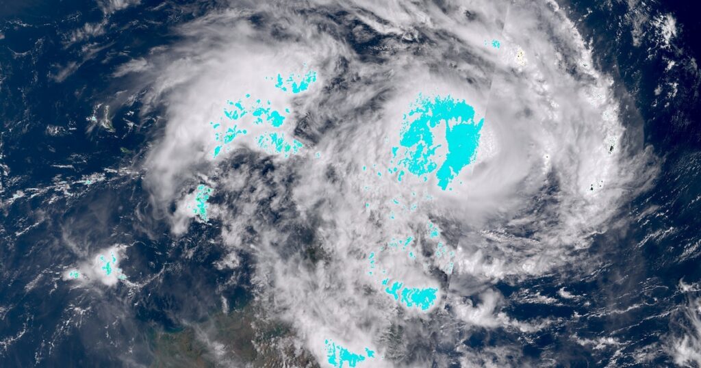 Cette image satellite de Copernicus Sentinel-3 prise et diffusée le 11 janvier 2025 montre le cyclone Dikeledi s'approchant de Mayotte (g.), à l'ouest de Madagascar