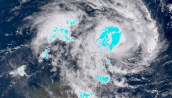 Cette image satellite de Copernicus Sentinel-3 prise et diffusée le 11 janvier 2025 montre le cyclone Dikeledi s'approchant de Mayotte (g.), à l'ouest de Madagascar