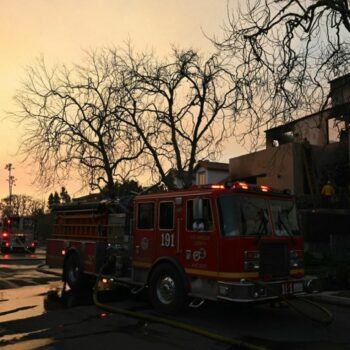 Incendies meurtriers à Los Angeles : "la situation est toujours critique" et "les vents risquent de redevenir dangereux", estiment les autorités