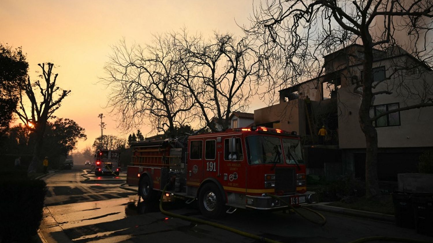 Incendies meurtriers à Los Angeles : "la situation est toujours critique" et "les vents risquent de redevenir dangereux", estiment les autorités