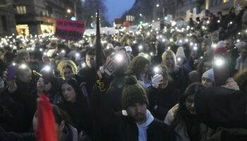 Serbien: Tausende Menschen protestieren in Belgrad gegen die Regierung