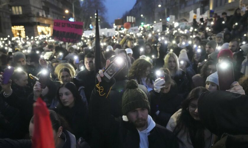 Serbien: Tausende Menschen protestieren in Belgrad gegen die Regierung