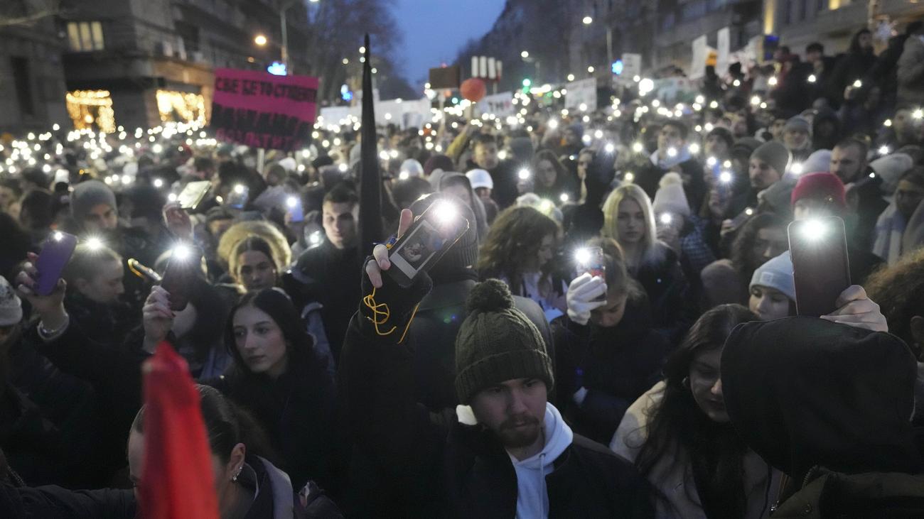 Serbien: Tausende Menschen protestieren in Belgrad gegen die Regierung