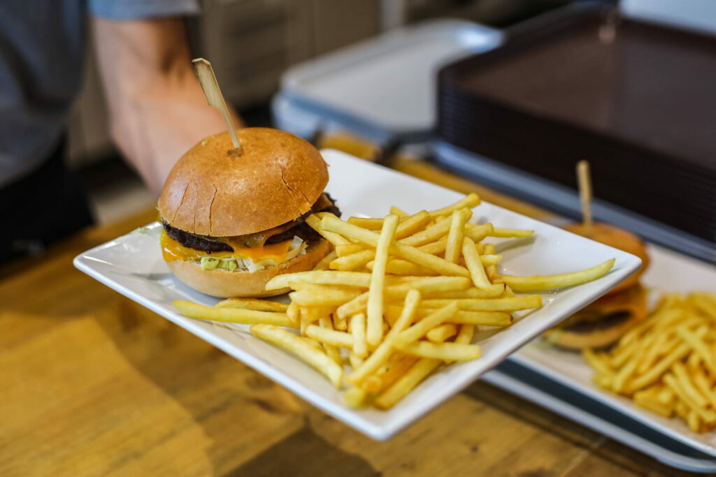 Cette enseigne de restauration rapide est la préférée des Français, surtout pour le prix ! Et ce n'est pas McDo