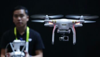 Un employé de DJI effectue une démonstration avec un drone au au CES de Las Vegas le janvier 2016