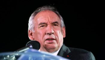 Par pragmatisme ou pour limiter les risques, François Bayrou assume de rester en retrait des négociations sur le budget, laissant ses poids lourds à la manœuvre pour tenter d'obtenir une non-censure de la gauche sans froisser ses partenaires