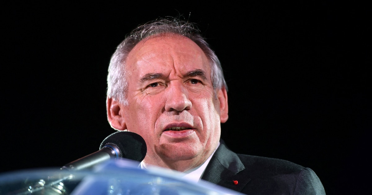 Par pragmatisme ou pour limiter les risques, François Bayrou assume de rester en retrait des négociations sur le budget, laissant ses poids lourds à la manœuvre pour tenter d'obtenir une non-censure de la gauche sans froisser ses partenaires