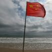 Un drapeau chinois sur une plage de l'île de Pingtan, le point de la Chine continentale le plus proche de l'île de Taïwan, dans la province chinoise du Fujian, le 15 octobre 2024.