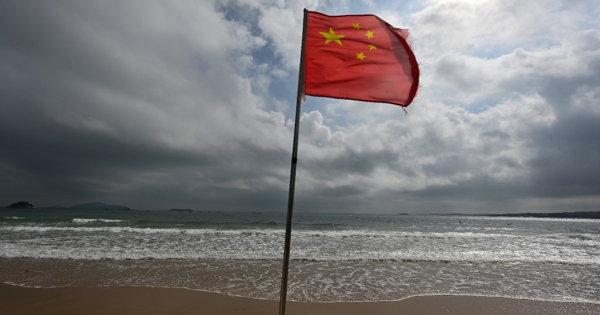 Un drapeau chinois sur une plage de l'île de Pingtan, le point de la Chine continentale le plus proche de l'île de Taïwan, dans la province chinoise du Fujian, le 15 octobre 2024.