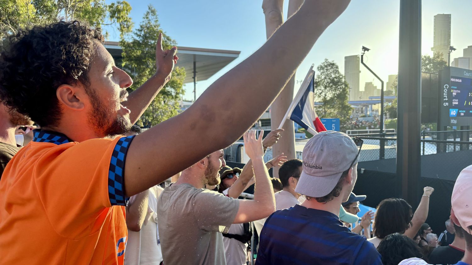 REPORTAGE. "On a éteint le stade, on faisait plus de bruit que les Australiens"... A l'Open d'Australie, des Français se rassemblent pour vibrer au rythme des Bleus