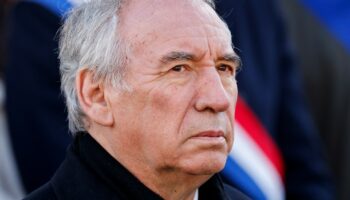 Par pragmatisme ou pour limiter les risques, François Bayrou assume de rester en retrait des négociations sur le budget, laissant ses poids lourds à la manœuvre pour tenter d'obtenir une non-censure de la gauche sans froisser ses partenaires.