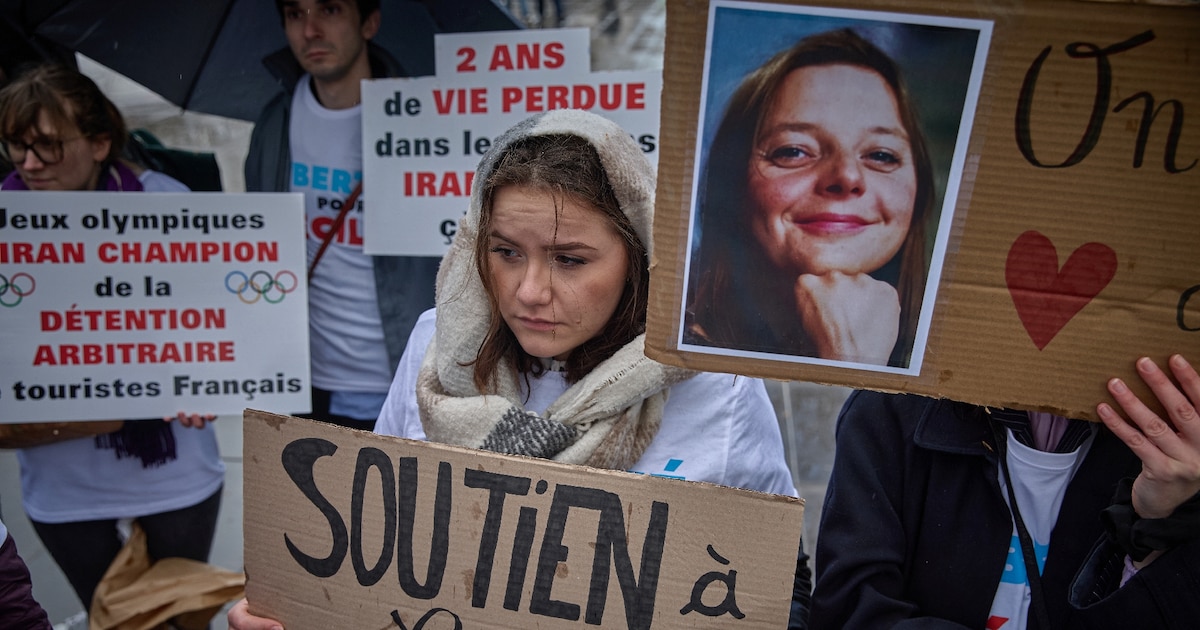 Une photo de l'enseignante française Cécile Kohler, détenue en Iran depuis mai 2022 avec son compagnon Jacques Paris, lors d'un rassemblement de soutien à Paris, le 23 mars 2024